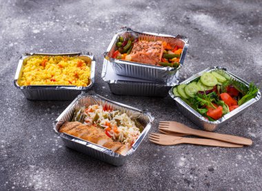 Yemek teslimatı konsepti. Konteynırda veya beslenme çantasında sağlıklı beslenme