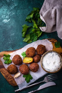 Orta Doğu geleneksel vejetaryen soslu falafel topları.