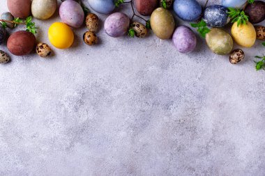 Renkli Paskalya yumurtaları doğal boyayla boyanır