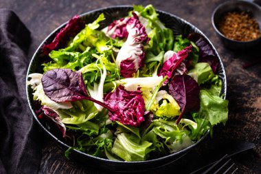 Bir kase taze yeşil salata karışımı. Sağlıklı yemek.