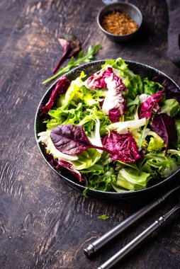 Bir kase taze yeşil salata karışımı. Sağlıklı yemek.