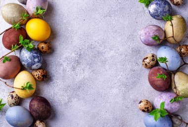 Renkli Paskalya yumurtaları doğal boyayla boyanır