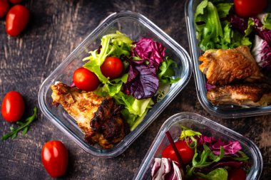 Yemek hazırlama konsepti. Konteynırda sağlıklı yiyecekler. Tavuk ve falafel soslu salata