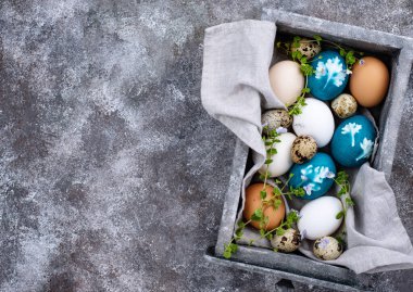 Doğal boyayla boyanmış ve bitki yapraklarıyla süslenmiş Paskalya yumurtaları.