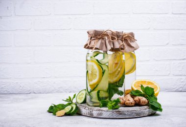 Limon, zencefil, nane ve salatalıklı çeşitli arınma suları.