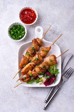 Kızarmış tavuk şiş sebzeli kebap.