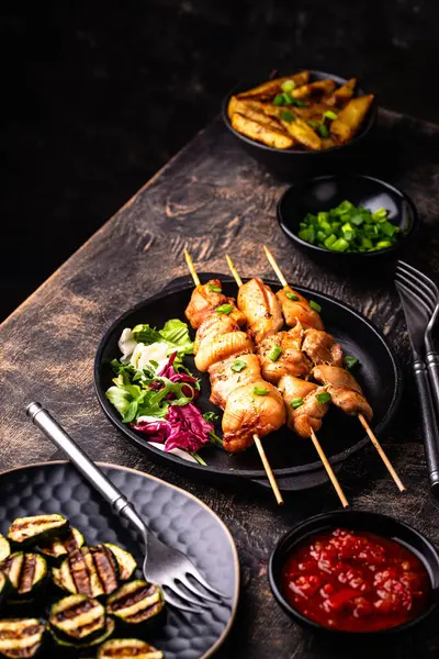 Kızarmış tavuk şiş sebzeli kebap.