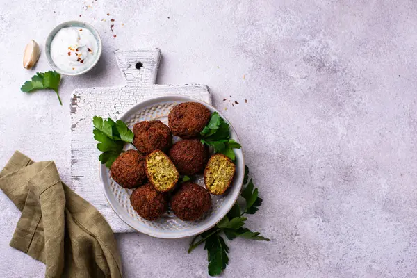 Orta Doğu geleneksel vejetaryen soslu falafel topları.