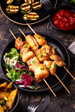 Kızarmış tavuk şiş sebzeli kebap.