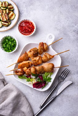 Kızarmış tavuk şiş sebzeli kebap.