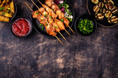 Kızarmış tavuk şiş sebzeli kebap.