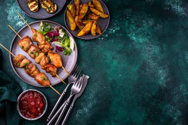 Kızarmış tavuk şiş sebzeli kebap.