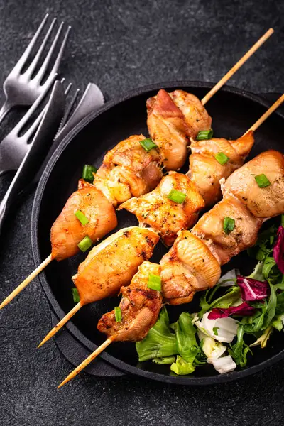 Kızarmış tavuk şiş sebzeli kebap.