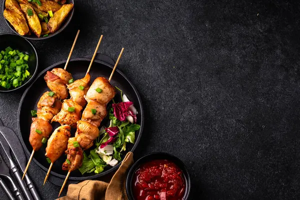 Kızarmış tavuk şiş sebzeli kebap.