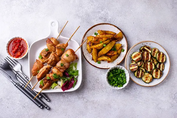 Kızarmış tavuk şiş sebzeli kebap.