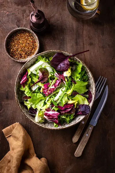Bir kase taze yeşil salata karışımı. Sağlıklı yemek.