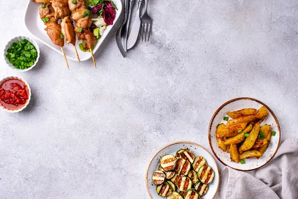 Kızarmış tavuk şiş sebzeli kebap.