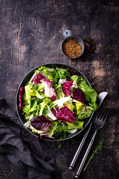 Bir kase taze yeşil salata karışımı. Sağlıklı yemek.