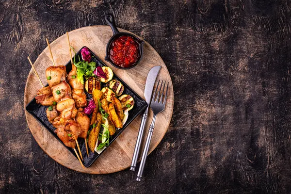 Kızarmış tavuk şiş sebzeli kebap.