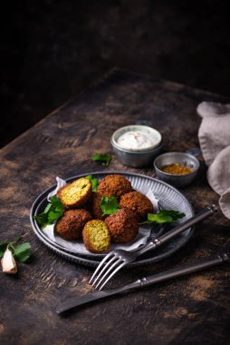 Orta Doğu geleneksel vejetaryen soslu falafel topları.