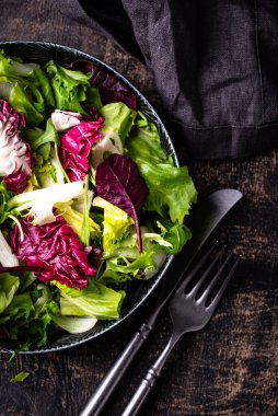 Bir kase taze yeşil salata karışımı. Sağlıklı yemek.