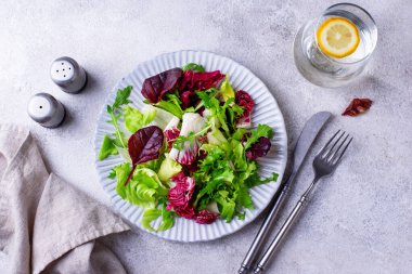 Bir kase taze yeşil salata karışımı. Sağlıklı yemek.