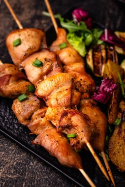 Kızarmış tavuk şiş sebzeli kebap.