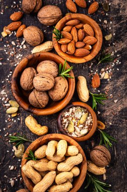 Fındık ve tohum çeşitleri. Ceviz, fıstık, badem, keten tohumu