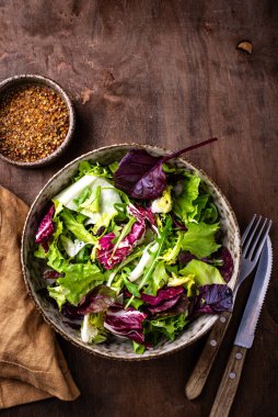 Bir kase taze yeşil salata karışımı. Sağlıklı yemek.