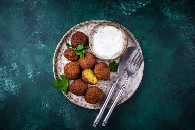 Orta Doğu geleneksel vejetaryen soslu falafel topları.