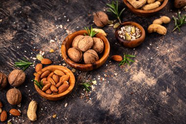 Fındık ve tohum çeşitleri. Ceviz, fıstık, badem, keten tohumu