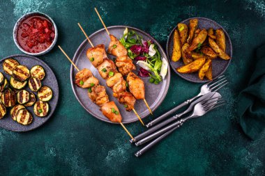 Kızarmış tavuk şiş sebzeli kebap.