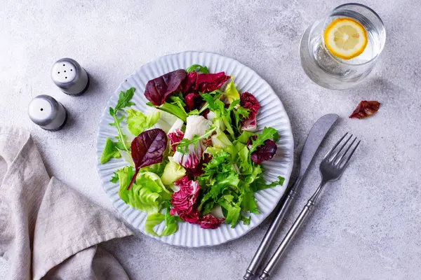Bir kase taze yeşil salata karışımı. Sağlıklı yemek.