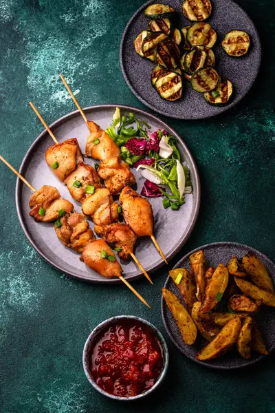 Kızarmış tavuk şiş sebzeli kebap.