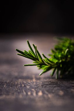 Biberiye, sarımsak, tuz ve biber. Mutfak arka planı.