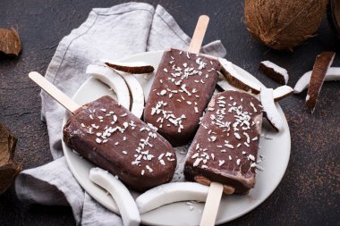 Çikolata kaplı hindistan cevizli dondurma.