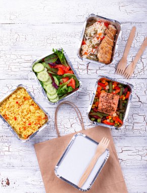 Yemek teslimatı konsepti. Konteynırda veya beslenme çantasında sağlıklı beslenme