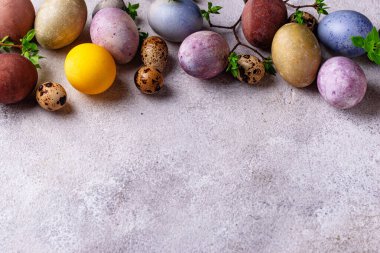 Renkli Paskalya yumurtaları doğal boyayla boyanır