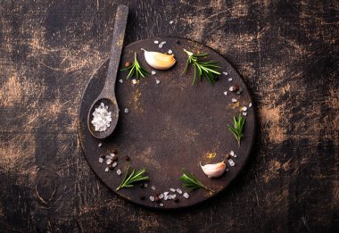 Biberiye, sarımsak, tuz ve biber. Mutfak arka planı.