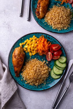 Dengeli diyet. Tavuk, bulguru ve sebzeli sağlıklı yemek tabağı..