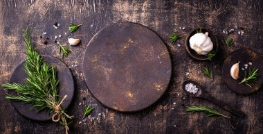 Biberiye, sarımsak, tuz ve biber. Mutfak arka planı.