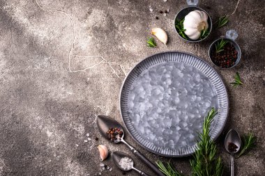 Biberiye, sarımsak, tuz ve biber. Mutfak arka planı.