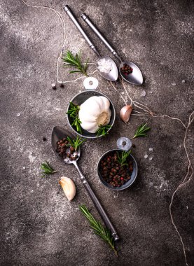 Biberiye, sarımsak, tuz ve biber. Mutfak arka planı.