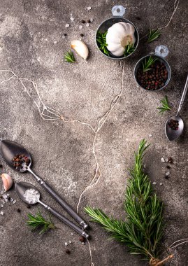 Biberiye, sarımsak, tuz ve biber. Mutfak arka planı.