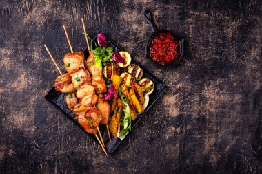 Kızarmış tavuk şiş sebzeli kebap.