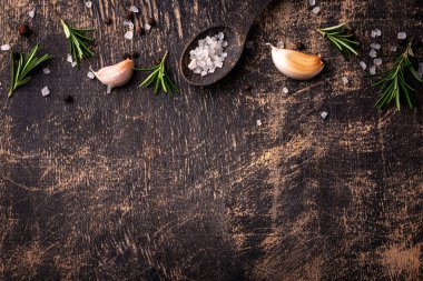 Biberiye, sarımsak, tuz ve biber. Mutfak arka planı.