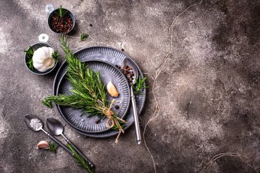 Biberiye, sarımsak, tuz ve biber. Mutfak arka planı.