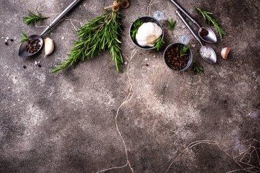 Biberiye, sarımsak, tuz ve biber. Mutfak arka planı.