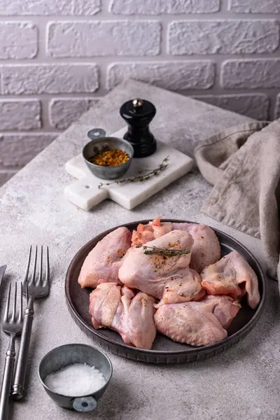 Siyah arka planda çiğ tavuk kanadı..