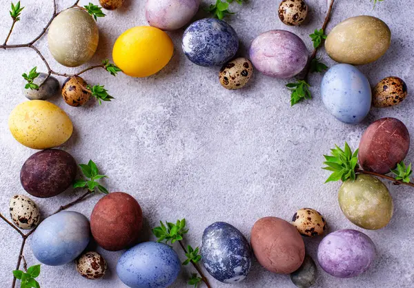 Renkli Paskalya yumurtaları doğal boyayla boyanır